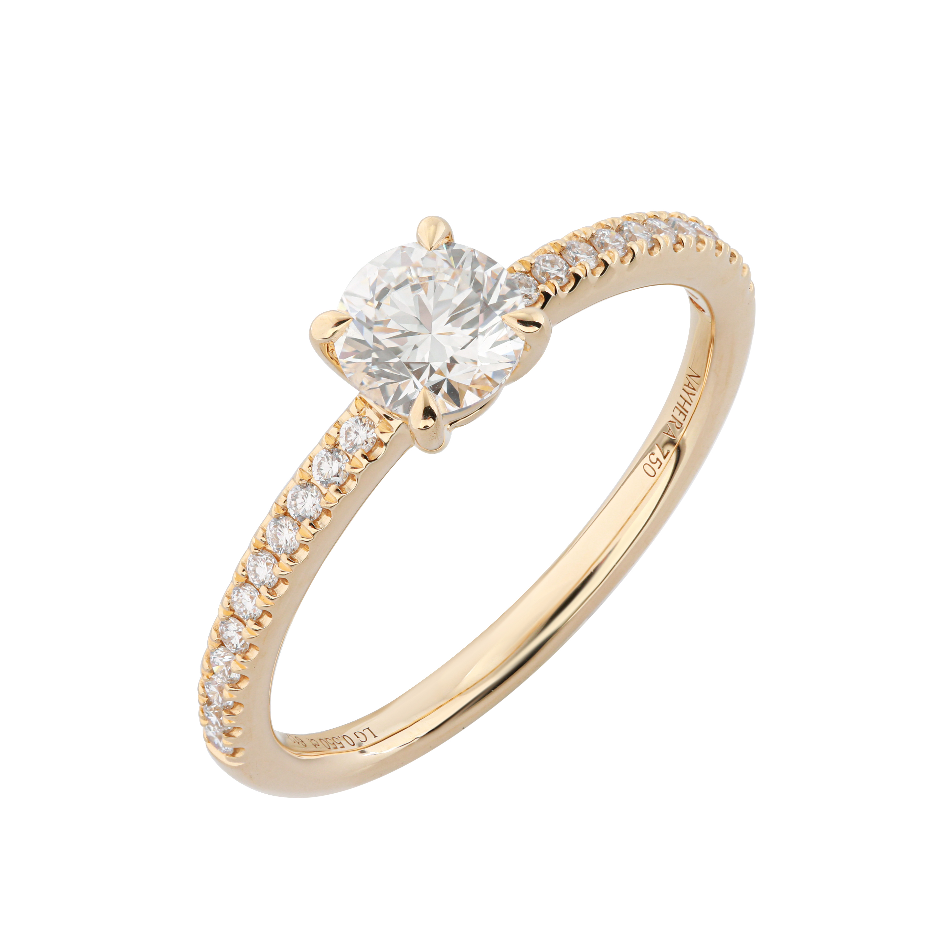 Der Nayhera Ring Nizza ist ein goldener Ring mit einem zentralen, facettierten Stein und einer Reihe kleinerer Steine entlang des Rings.