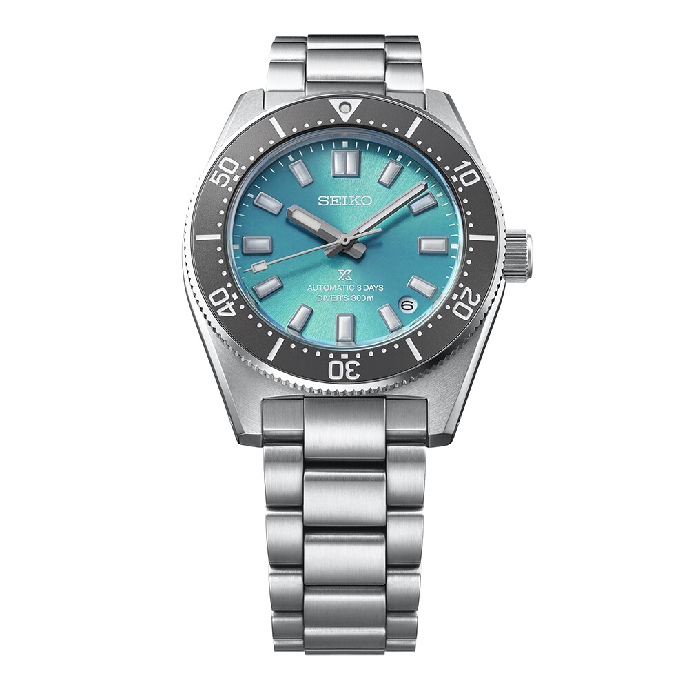 Eine Taucheruhr mit einem mintgrünen Zifferblatt und silbernem Armband. Die Lünette ist schwarz und hat weiße Markierungen.