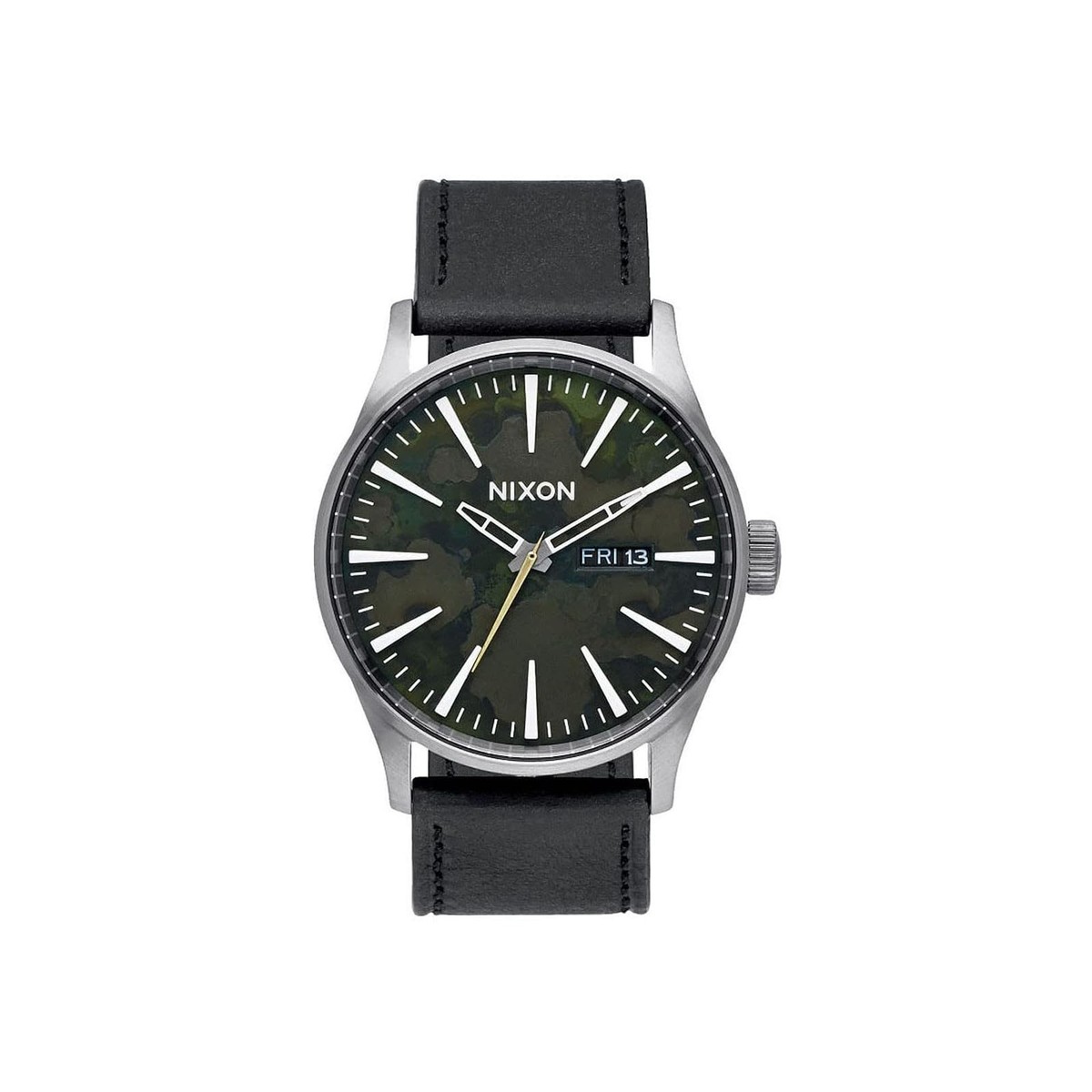 Die Nixon Sentry Gunmetal/ Green Oxyde Uhr hat ein rundes Gehäuse mit einem Zifferblatt im grünen Camouflage-Muster und einem schwarzen Armband.