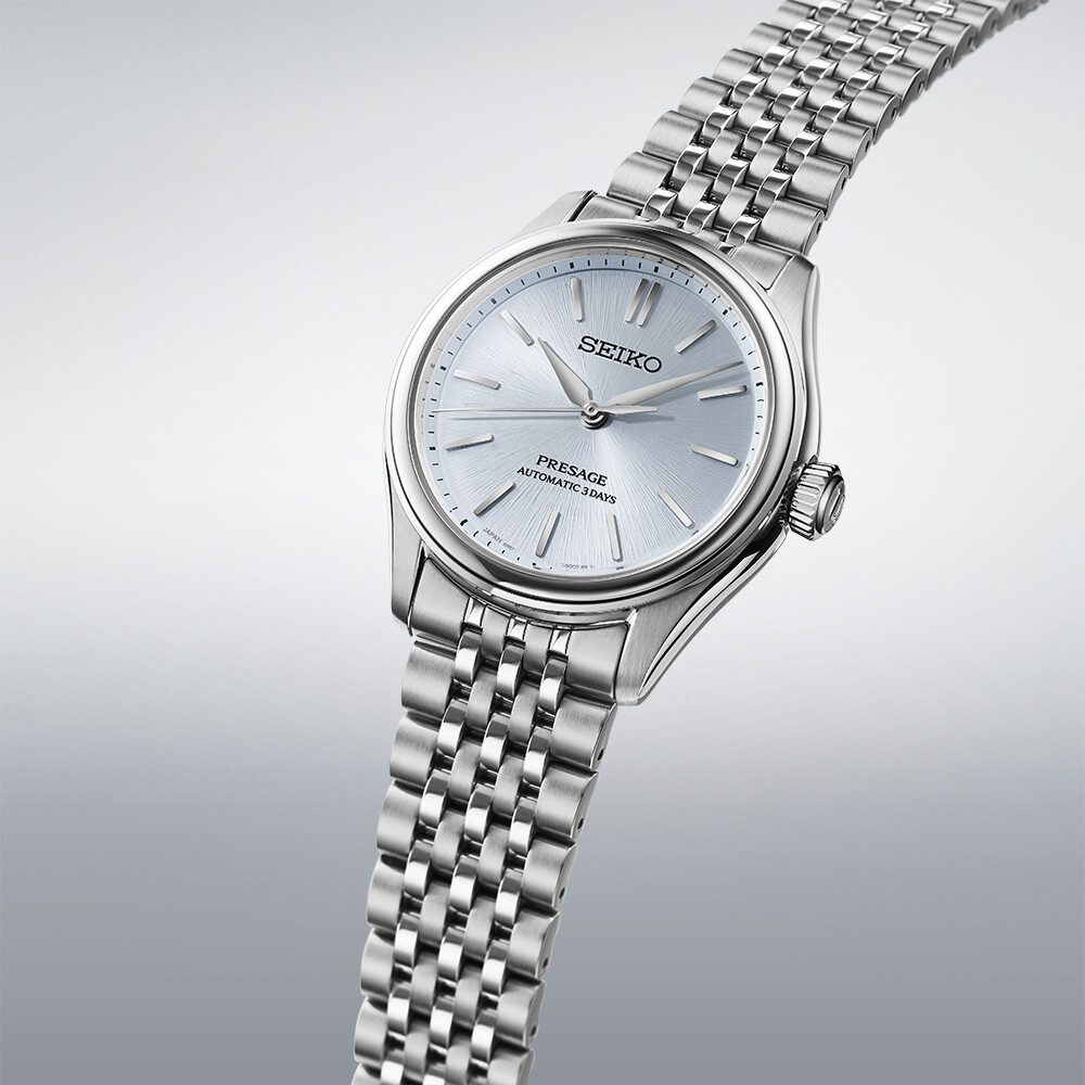 Eine elegante silberne Damenuhr mit einem hellblauen Zifferblatt und einem Gliederarmband.