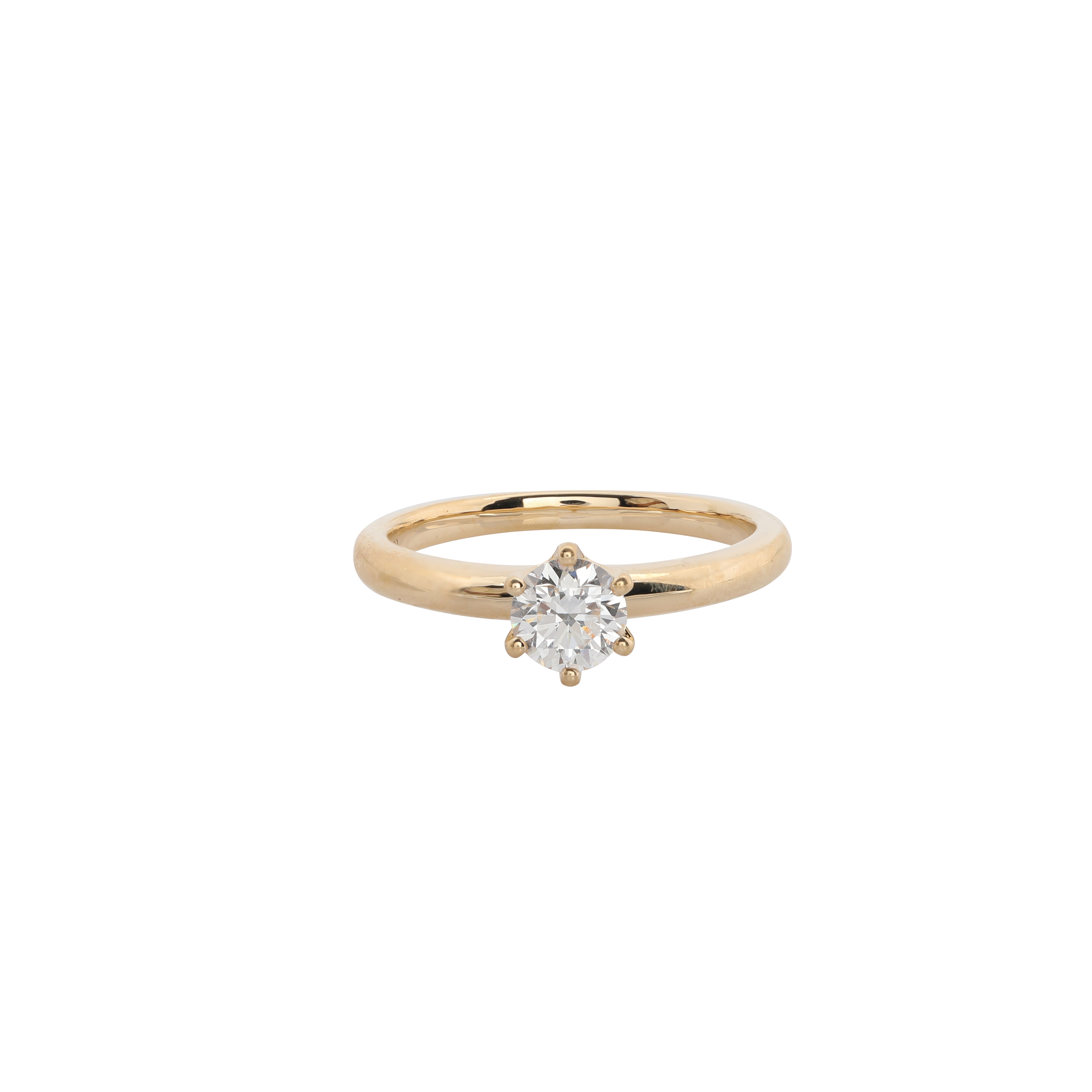 Ein goldener Ring mit einem einzigen, glänzenden weißen Diamanten, der von sechs Zacken gehalten wird.