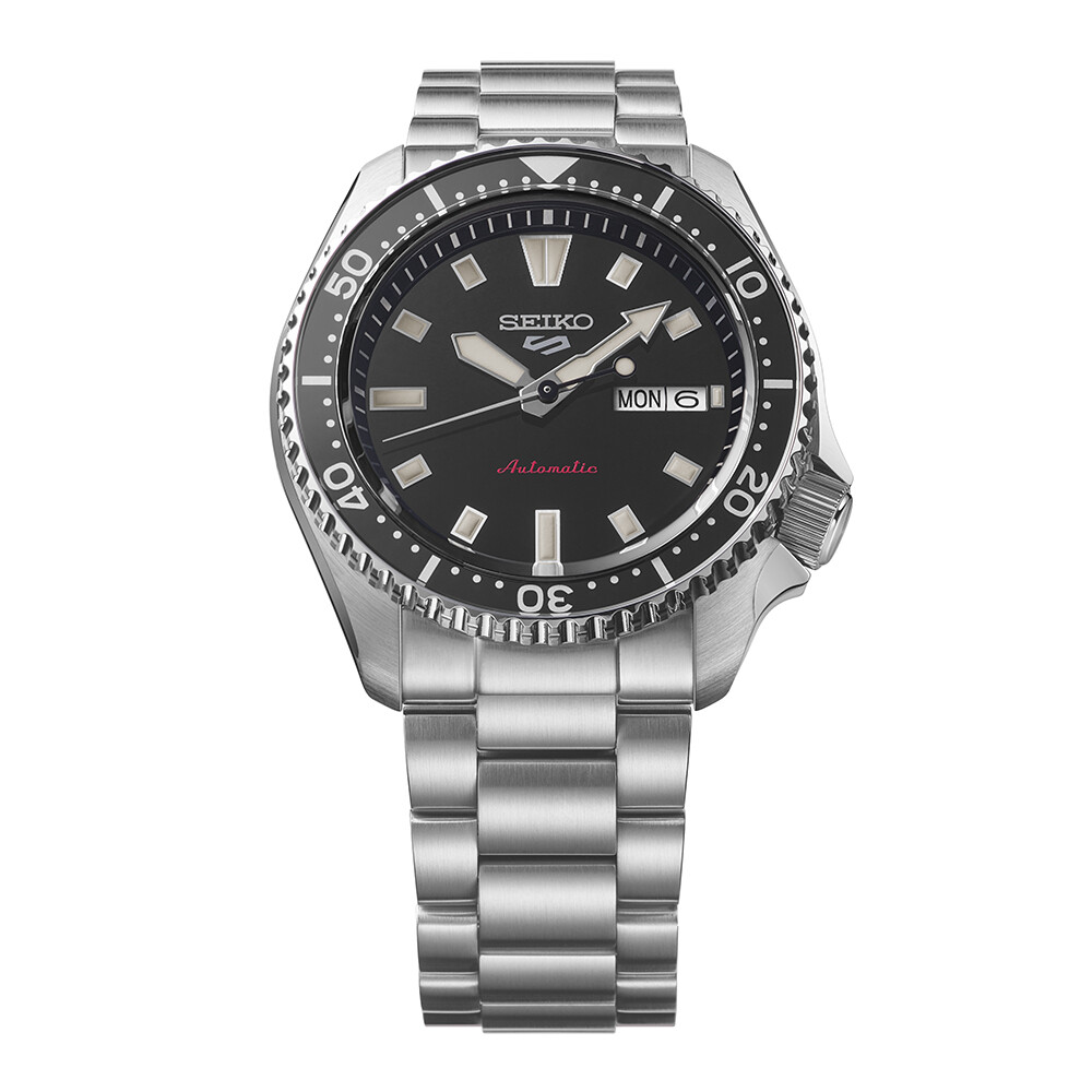 Herrenuhr mit schwarzem Zifferblatt, silbernem Armband und drehbarer Lünette im Taucheruhrenstil.