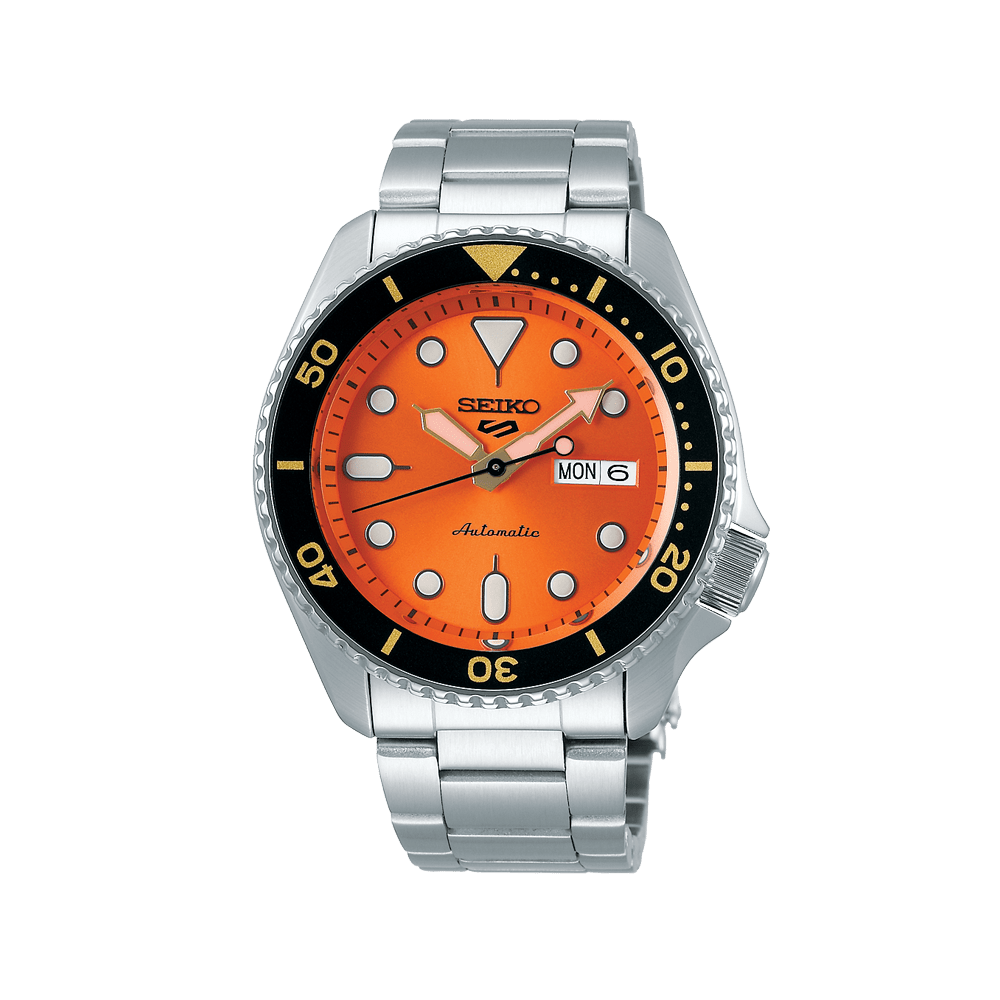 Die Seiko 5 Sports Herrenuhr mit einem runden, leuchtend orangen Zifferblatt und silbernem Armband.