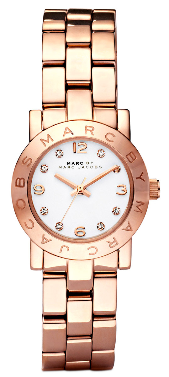 Eine schicke Marc Jacobs Damenuhr in rosé mit einem weißen Zifferblatt, besetzt mit kleinen Schmucksteinen.