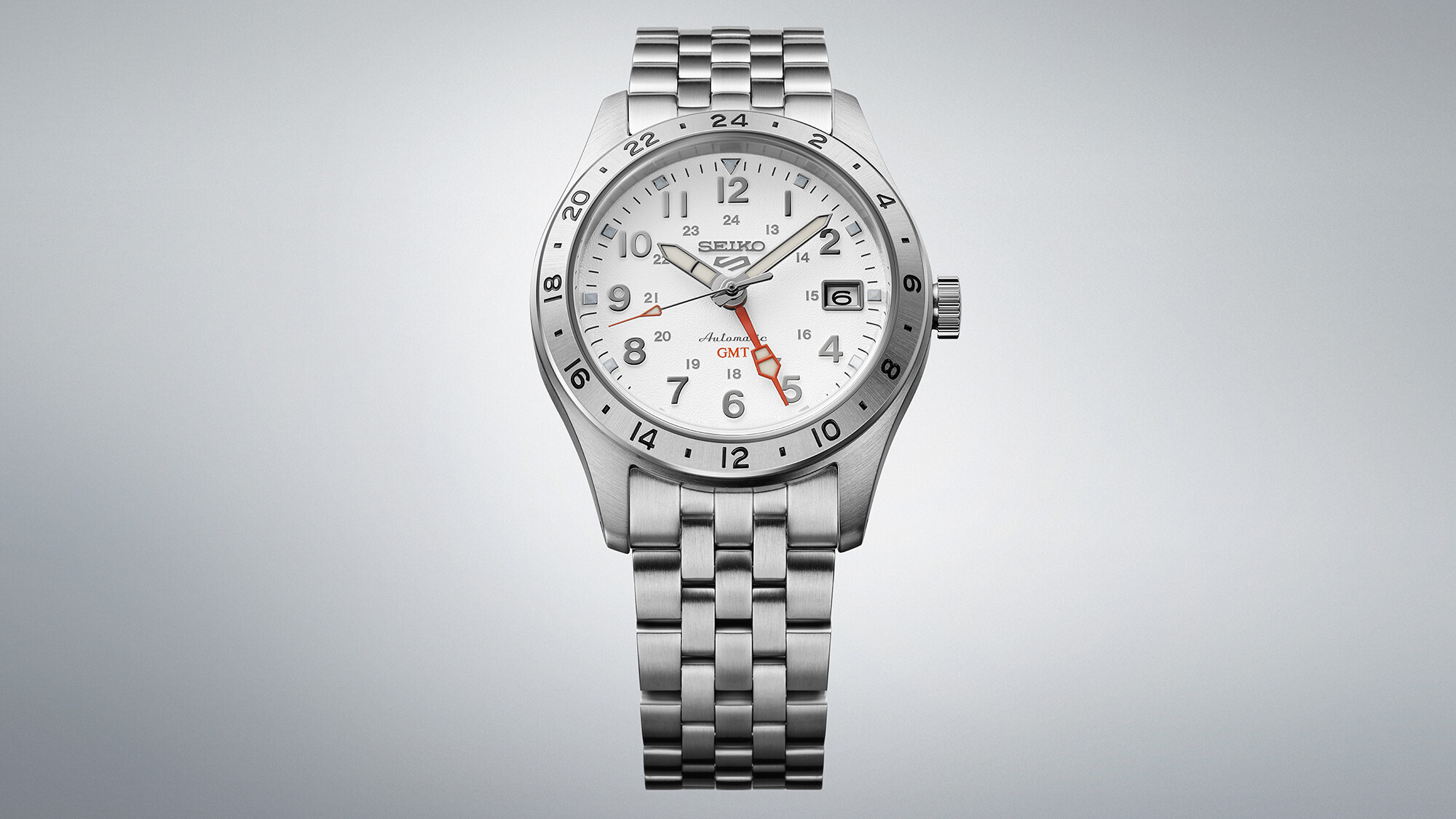 Eine silberne Herrenuhr mit weißem Zifferblatt und roten Akzenten auf dem Armband, im Vollbildformat.