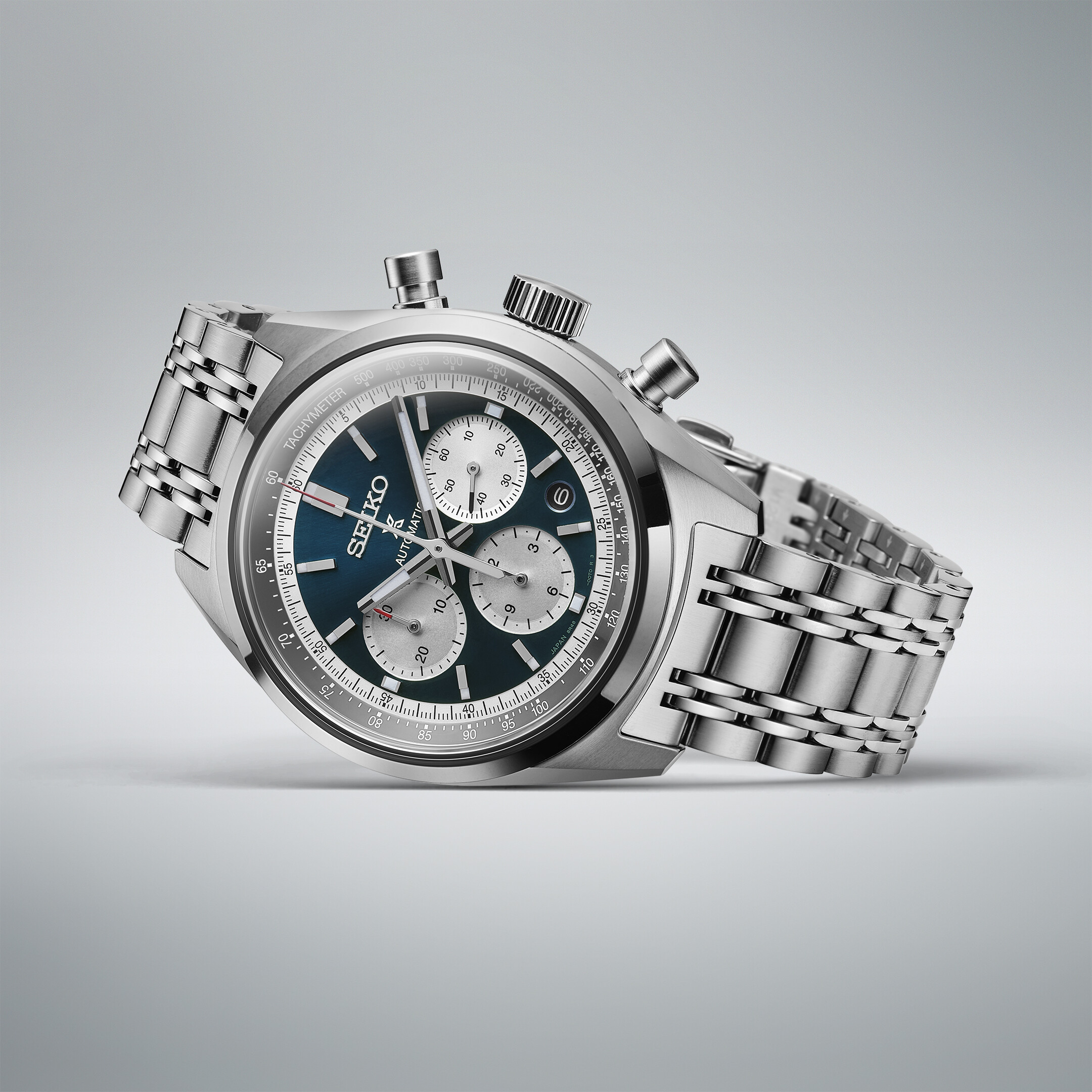 Eine silberne Herrenuhr mit einem dunkelblauen Zifferblatt und drei silbernen Hilfszifferblättern.