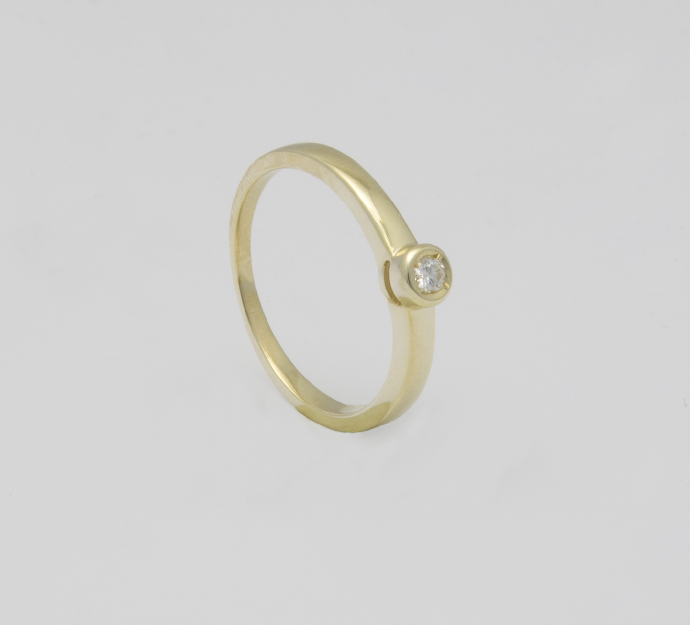Ein schlichtes goldenes Ring mit einem einzelnen, funkelnden Stein.