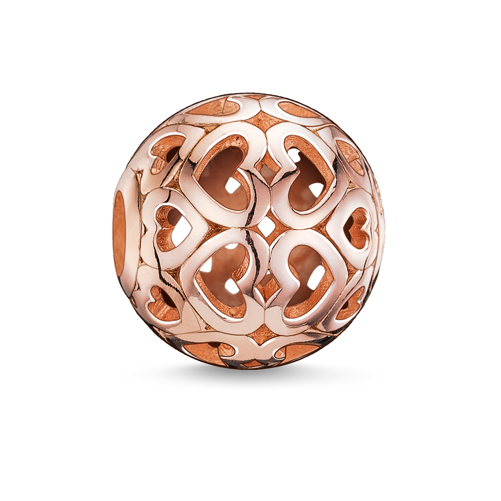 Der Thomas Sabo KARMA BEAD Herzen ist ein kugelförmiger Charm mit einem filigranen Muster aus miteinander verbundenen Herzen.