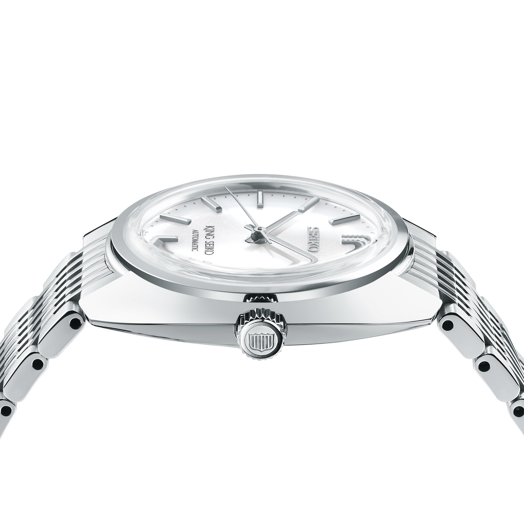 Eine silberne Armbanduhr mit weißem Zifferblatt und silbernem Armband, im Seitenprofil auf weißem Hintergrund.