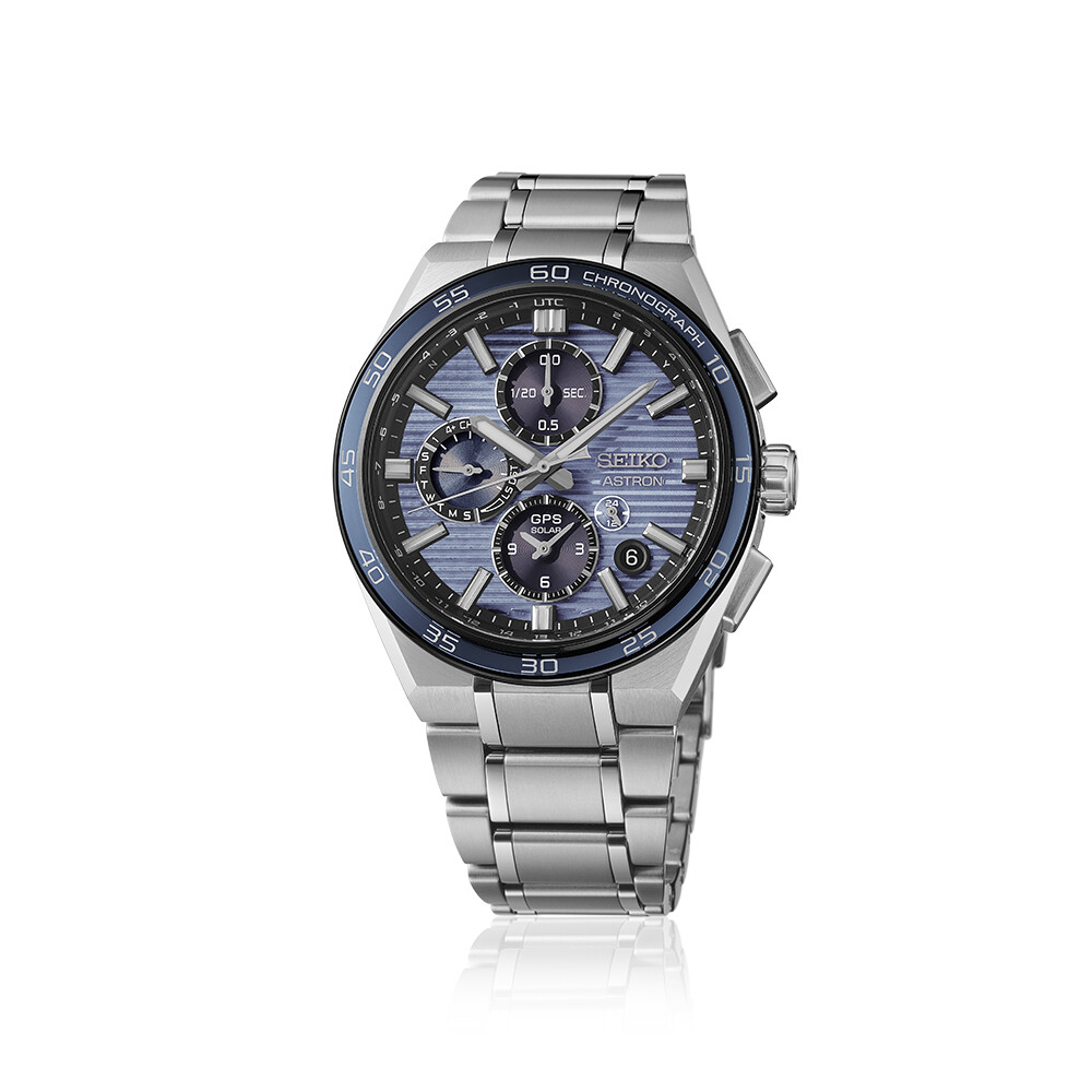 Eine silberne Herrenuhr mit einem blauen Zifferblatt mit horizontalen Streifen, Chronograph und Datumsanzeige.