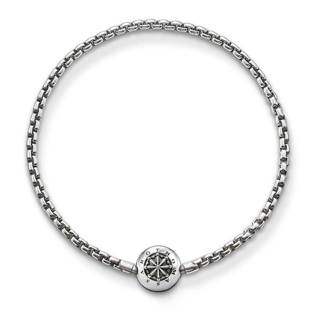 Ein silbernes Armband mit einer runden Öse, die einem Steuerrad ähnelt und ein radiales Muster aufweist.
