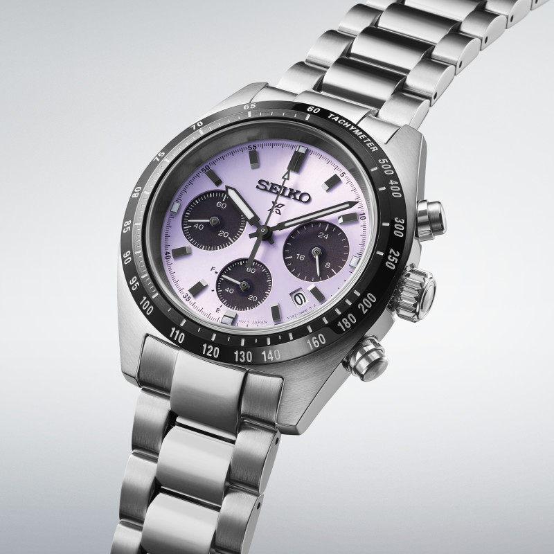 Eine silberne Armbanduhr mit einem hellvioletten Zifferblatt und schwarzen Unterzifferblättern.