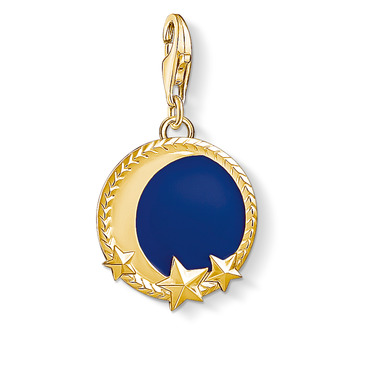 Ein goldener Anhänger mit einem blauen Kreis, einer Mondsichel und drei Sternen.