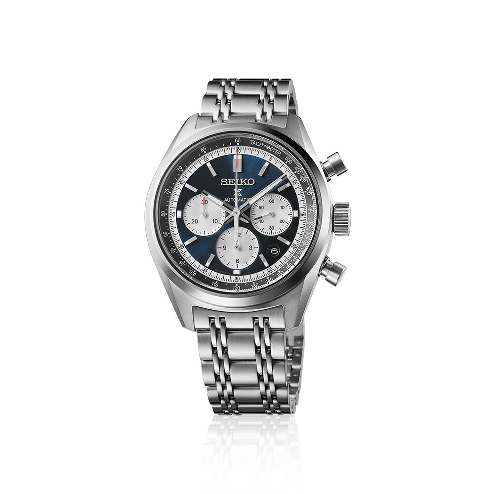 Ein silberner Chronograph mit einem dunkelblauen Zifferblatt und drei kleinen Hilfszifferblättern.