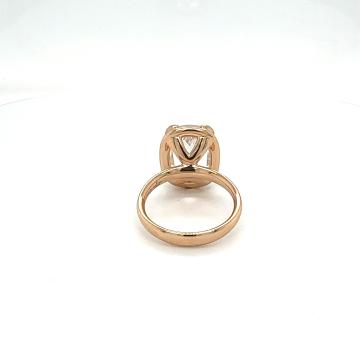 Ein zarter Ring in Roségold mit einem funkelnden, ovalen Edelstein, der in einer Krone gefasst ist.