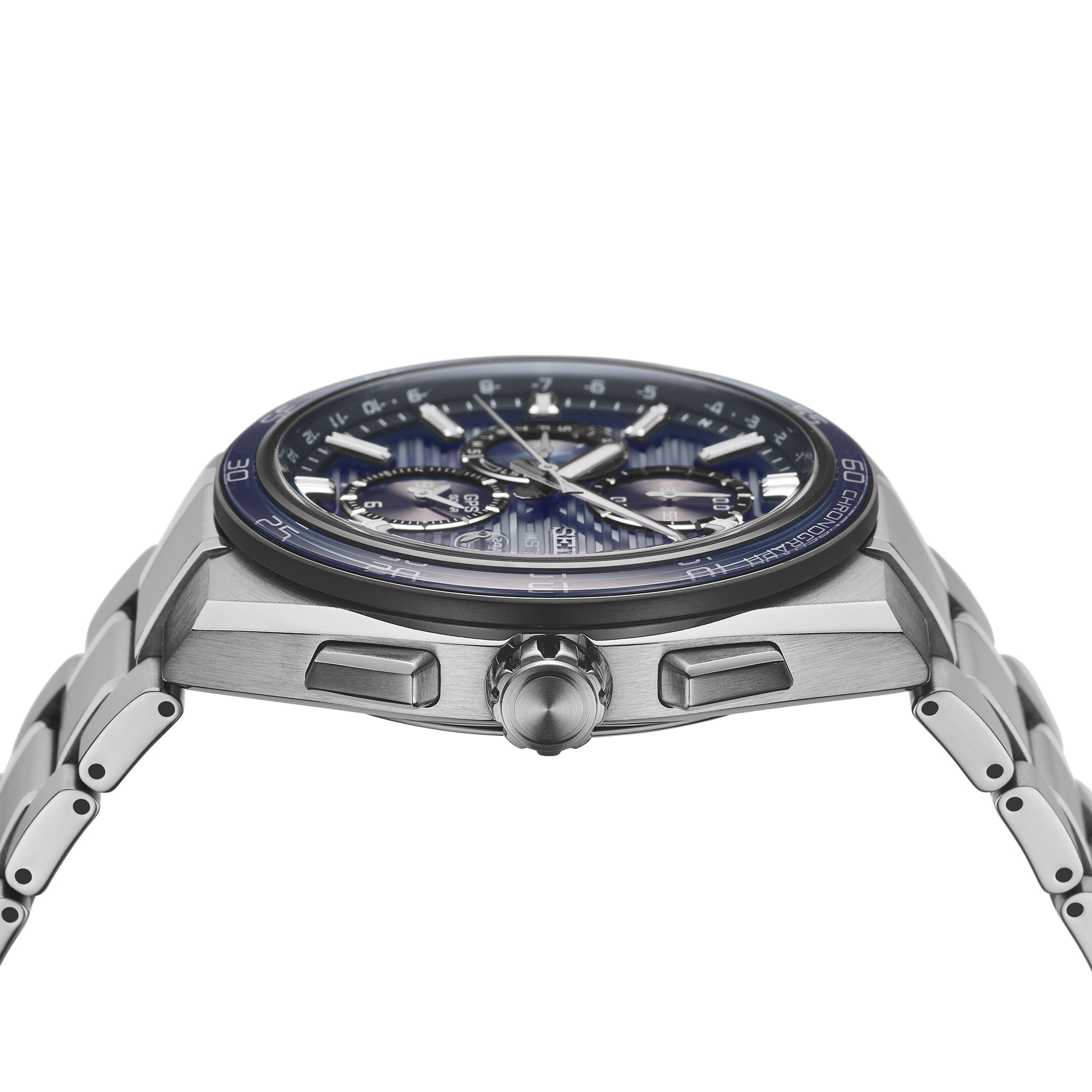 Eine silberne Herrenuhr mit einem blauen Zifferblatt und silbernem Armband.